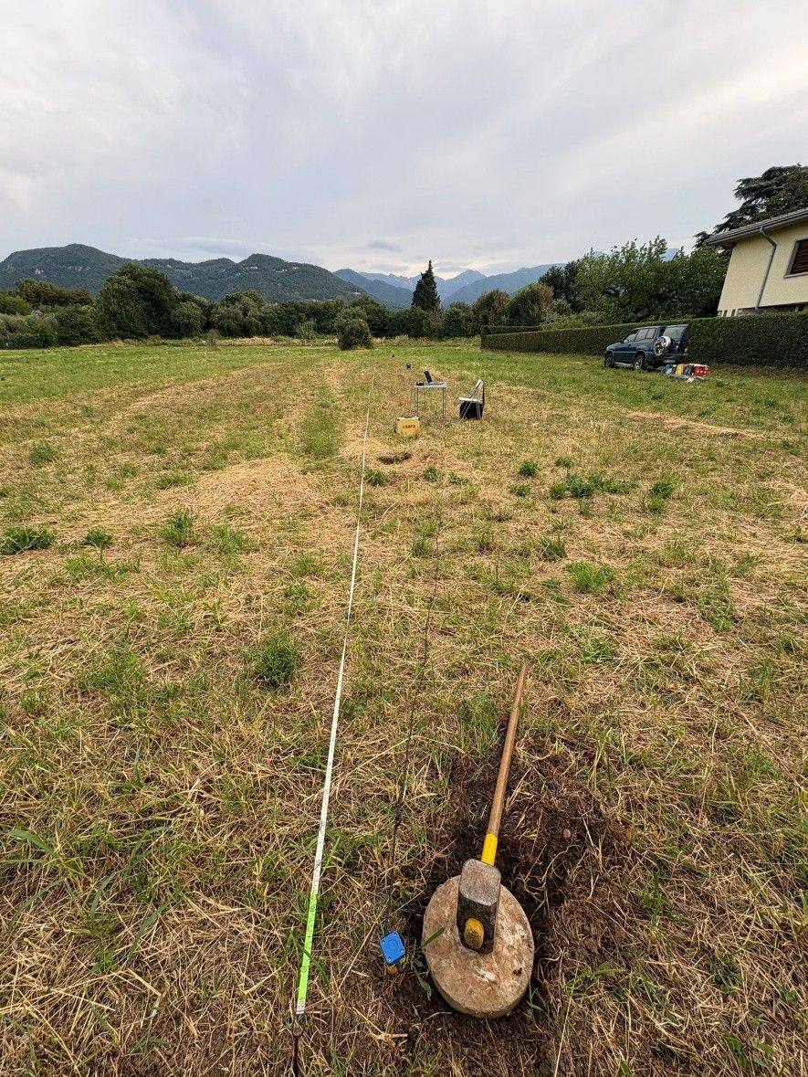 Stendimento sismico in campagna: linea di geofoni, piastra di battuta e stazione di acquisizione
