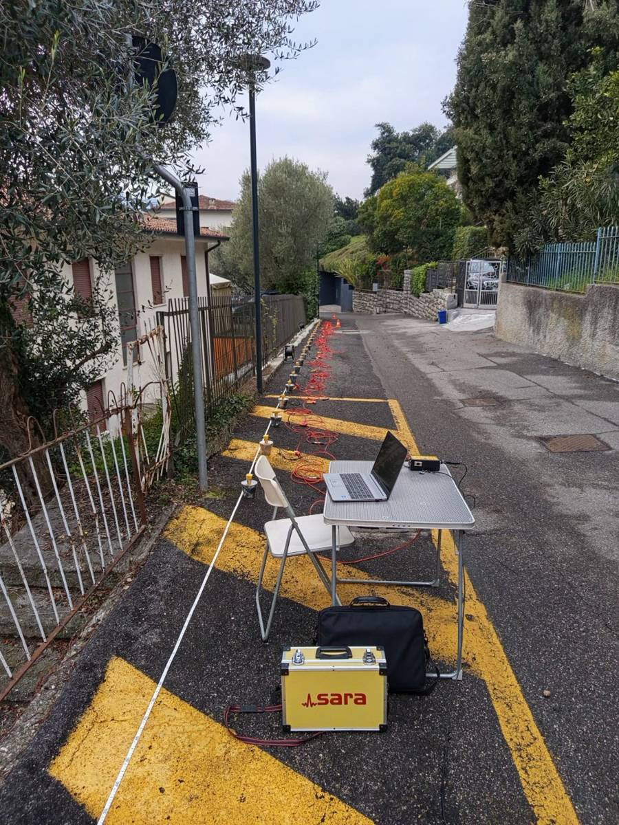 Stendimento di geofoni e strumentazione per indagine sismica in campagna
